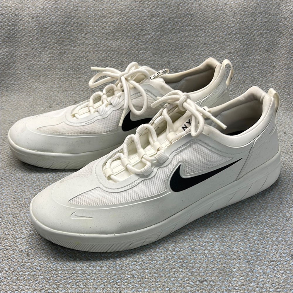 Nike White and Black Sneakers Minimalist Design